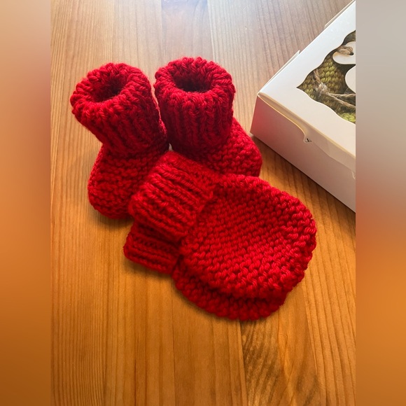 Red hand knitted infant mittens/booties gift set - Picture 4 of 14